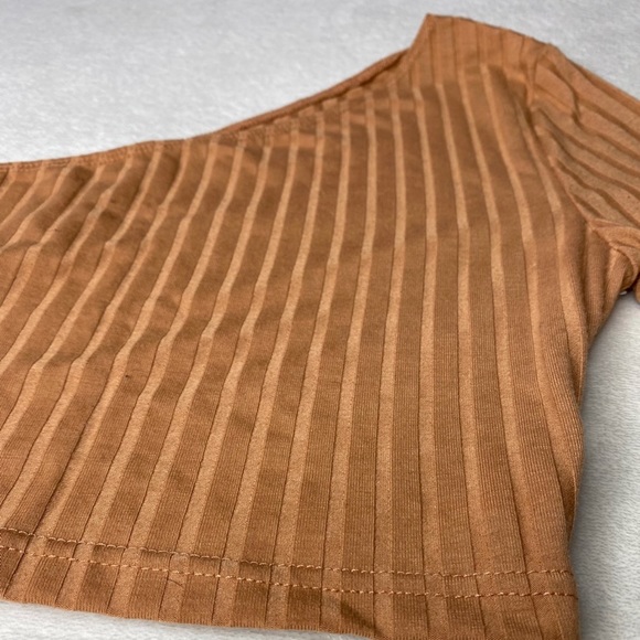 One side shoulder crop top - Picture 2 of 3